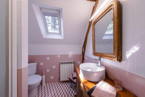 uma casa de banho com um lavatório e um espelho em Manoir d'Egrefin em Saint-Martin-dʼAbbat