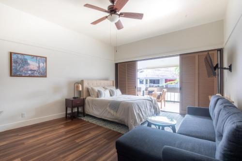 ヒロにあるWaiakea Villas 4329 condoのリビングルーム(ベッド1台、ソファ付)