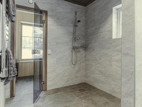 La salle de bains est pourvue d'une douche et d'une cabine de douche en verre. dans l'établissement Modern holiday cottage in Are, à Undersåker