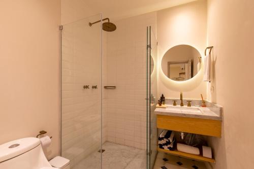 a bathroom with a shower and a sink and a toilet at B Haus Hotel Boutique in Cartagena de Indias