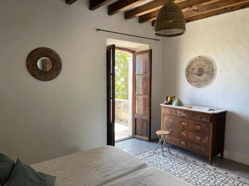 1 dormitorio con 1 cama, vestidor y ventana en Tramuntana home with swimming pool, Can Canonge, en Selva