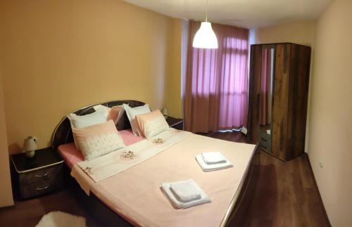 um quarto com uma cama com dois pratos em Eleny home em Burgas