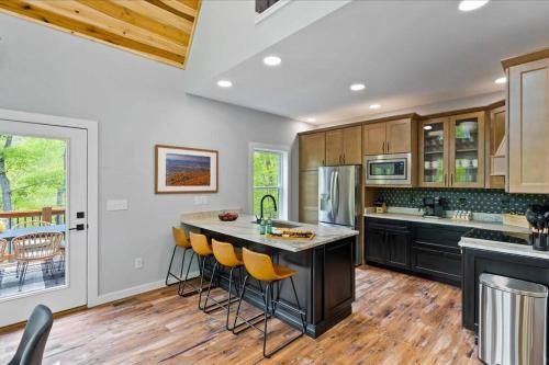 Gallery image of Mountain Retreat Haven-Hot Tub-Game Room in McGaheysville