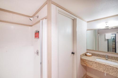 La salle de bains est pourvue d'un lavabo et d'un miroir. dans l'établissement Mountainside Inn 311 Hotel Room, à Telluride