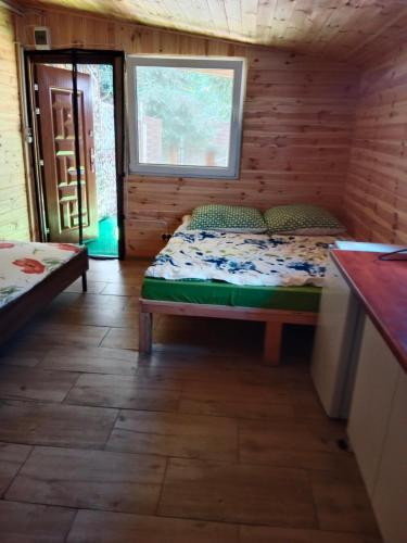 sypialnia z łóżkiem w drewnianym domku w obiekcie Agroturystyka u Edwarda w Karwii