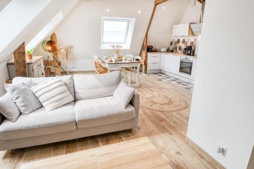 un salon avec un canapé et une cuisine dans l'établissement Grand Duplex Gare TGV & Centre ville par Groom*, à Lorient