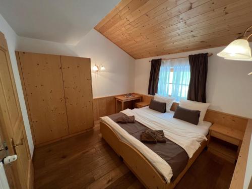 ein Schlafzimmer mit einem großen Bett in einem Zimmer in der Unterkunft Gasthaus Bad Siess in Lengstein