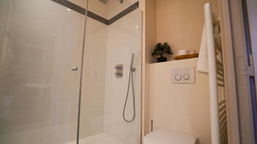 uma casa de banho com um chuveiro e um WC. em Studio Apartment Massena Nice! Free Breakfast! em Nice