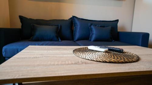 um controle remoto em cima de uma mesa com um sofá em Studio Apartment Massena Nice! Free Breakfast! em Nice