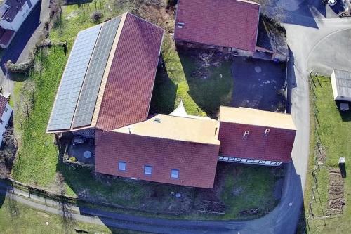 an overhead view of a house with a roof at Historischer Hof, einladend für Mensch und Tier. in Schenklengsfeld