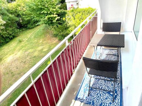 einen Balkon mit zwei Stühlen und einem Zaun in der Unterkunft suite42 mit Seeblick nur 400m zum See in Herrsching am Ammersee