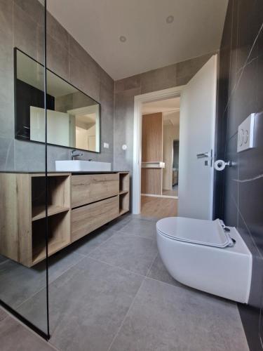 une salle de bain avec une baignoire, des toilettes et un lavabo dans l'établissement MA Apartments, à Senj