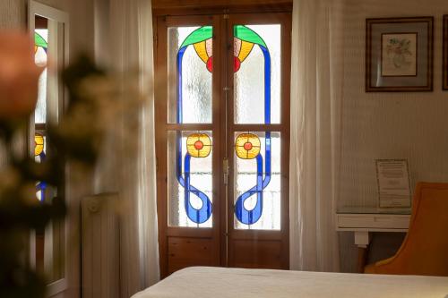 a room with a door with stained glass at Hotel Rural Spa Don Juan de Austria in Jarandilla de la Vera