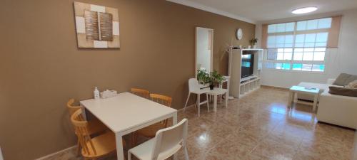 a living room with a white table and chairs at Apartamento EL MOLINO in Vecindario