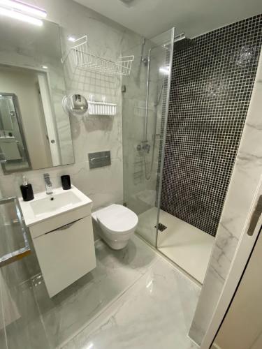 リスボンにあるInn Lisbon, Alfama Fado Studioのバスルーム(シャワー、トイレ、シンク付)