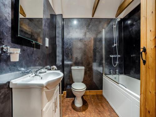 uma casa de banho com um WC, um lavatório e um chuveiro em The Lodge - Uk44516 em North Thoresby