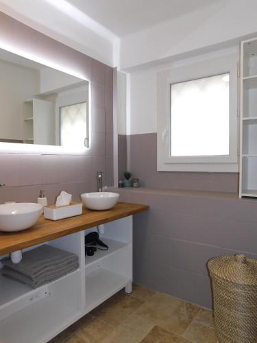 une salle de bain avec deux lavabos et un miroir dans l'établissement Bel appartement 4 pièces, à Toulon
