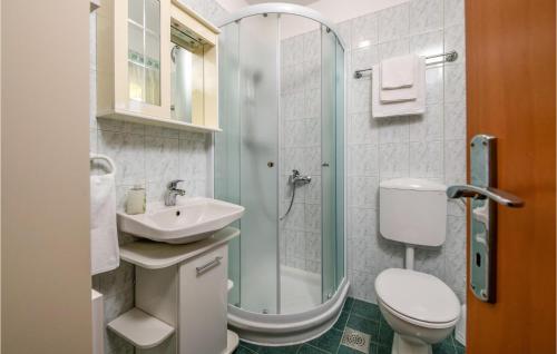 A bathroom at Awesome Home In Labin With 6 Bedrooms, Wifi And Outdoor Swimming Pool
