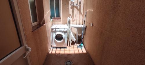 a bathroom stall with a toilet in a bathroom at Apartamento EL MOLINO in Vecindario