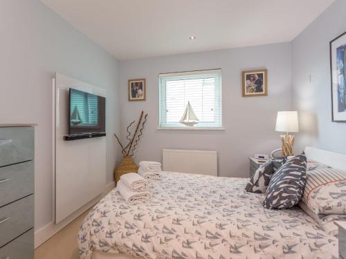 - une chambre avec un lit et une télévision à écran plat dans l'établissement Sailaway, à Poole