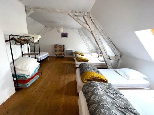 Cette chambre mansardée comprend 3 lits superposés. dans l'établissement Maison avec terrasse - 12 personnes, à Saint-Yan