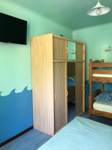 une chambre avec un lit superposé et une télévision dans l'établissement appartement à Capbreton en lisière de la forêt, à Capbreton