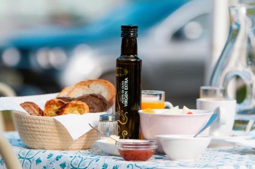 Een fles bier staat op tafel, met een mandje brood ernaast. bij Hotel La Casona de Nueva in Nueva de Llanes