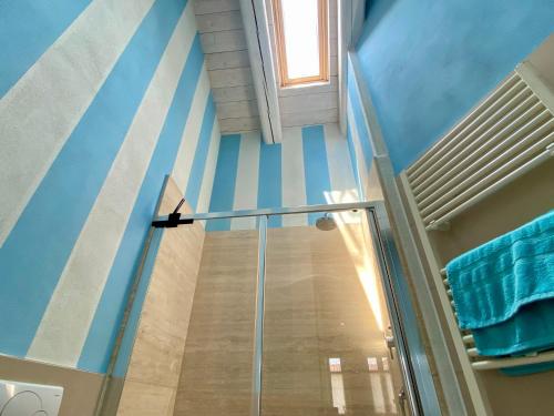 een badkamer met een glazen douche in de kamer bij loft39 Roero in Montà