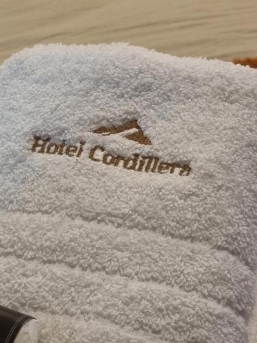 Hotel Cordillera في إل بولسون: منشفة مكتوب عليها كلمة فندق centurion