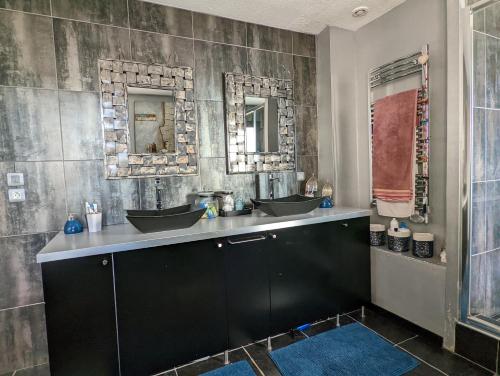 - Baño con 2 lavabos y 2 espejos en Maison BALARUC LES BAINS, en Balaruc-les-Bains