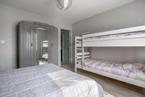 - une chambre avec 2 lits superposés et un miroir dans l'établissement Maison 10p au calme 200m mer, à La Plaine-sur-Mer