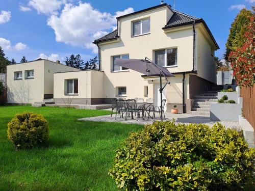 Apartmánový dům se zahradou v klidné části Prahy