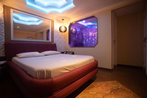Cama ou camas em um quarto em Hotel Show Adult Only