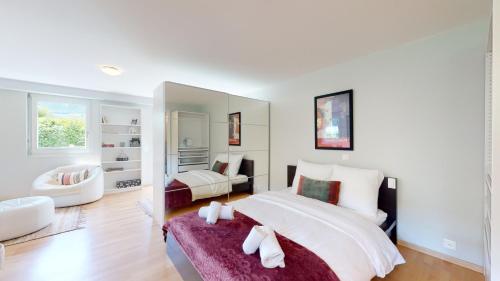 1 dormitorio con 1 cama grande y 1 sofá en Spacious studio in a quiet area of Sierre, en Sierre