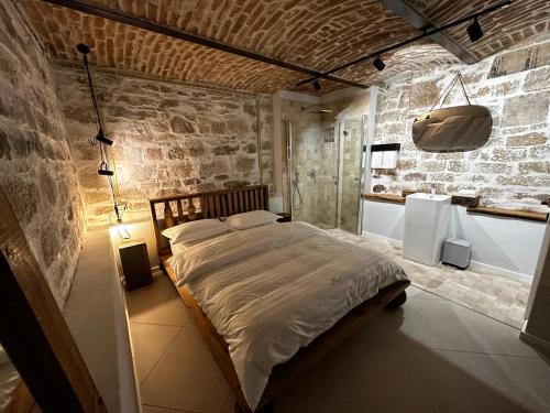 ein Schlafzimmer mit einem Bett und einer Ziegelwand in der Unterkunft Ego HOME in Cluj-Napoca