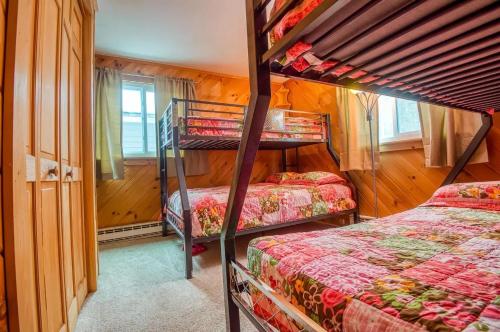 a bedroom with two bunk beds in a room at 157SL peaceful forest retreat in Franconia