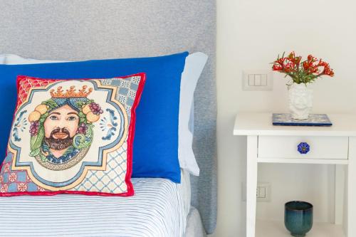 una cama con una almohada con un sombrero en Zagara e Sirene, en Amalfi