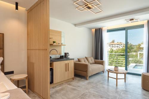 Zimmer mit Küche und Wohnzimmer in der Unterkunft Villa Gonates in Limenaria