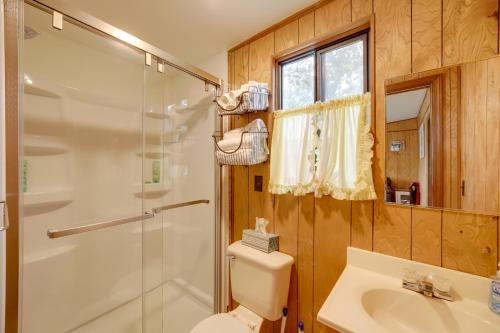 ein Bad mit einer Dusche, einem WC und einem Waschbecken in der Unterkunft Waterfront Lake Cabin Close to Boating and Fishing! in Lake