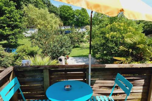 eine Terrasse mit einem Tisch, Stühlen und einem Sonnenschirm in der Unterkunft Domaine de Rochebonne in Saint-Just