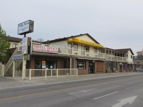 un edificio sul lato di una strada di Villa Nova Motel a Wasaga Beach