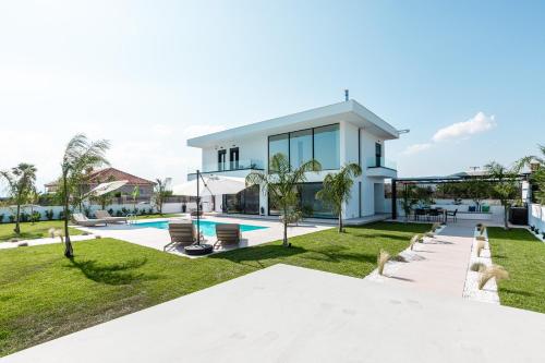 a house with a swimming pool and a yard at Sunshine Villa in Nafplio