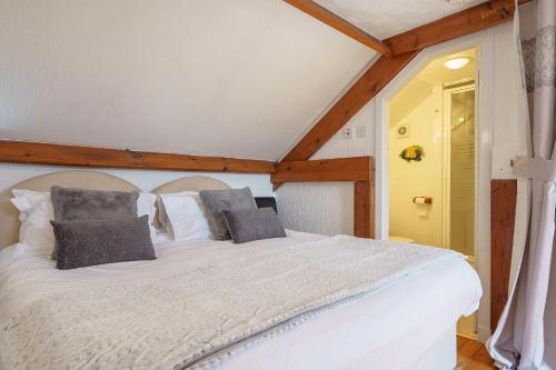 een slaapkamer met een groot wit bed in een kamer bij Thomas Carlyle Cottage in Thornhill