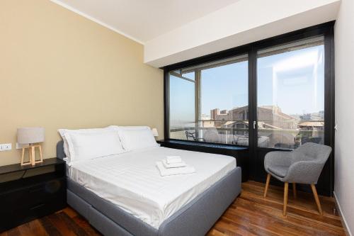 1 dormitorio con cama y ventana grande en Amazing Via Parigi, en Roma