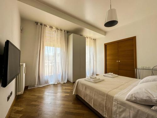 ein Schlafzimmer mit einem Bett und einem großen Fenster in der Unterkunft MiParia 154 HOME HOLIDAY in Palermo