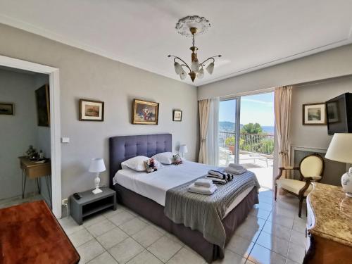 une chambre avec un lit et une grande fenêtre dans l'établissement Valegrand Penthouse sea view by Booking Guys, à Nice
