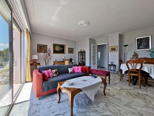 un salon avec un canapé et une table dans l'établissement Valegrand Penthouse sea view by Booking Guys, à Nice