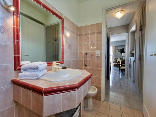 une salle de bain avec un lavabo, des toilettes et un miroir dans l'établissement Valegrand Penthouse sea view by Booking Guys, à Nice