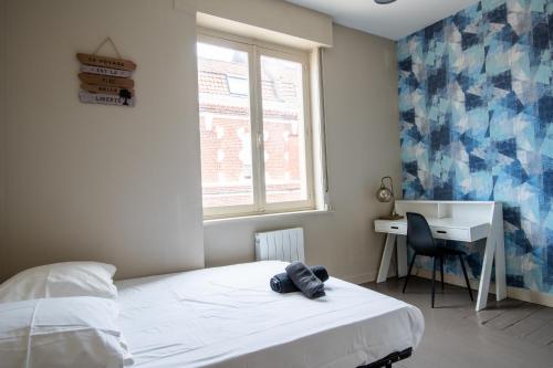 une chambre avec un lit, un bureau et une fenêtre dans l'établissement Maison cosy 4chambres 3SDB proche toute commodité, à Croix