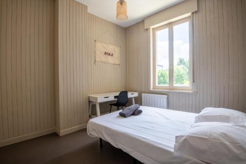 une chambre avec un lit, un bureau et une fenêtre dans l'établissement Maison cosy 4chambres 3SDB proche toute commodité, à Croix